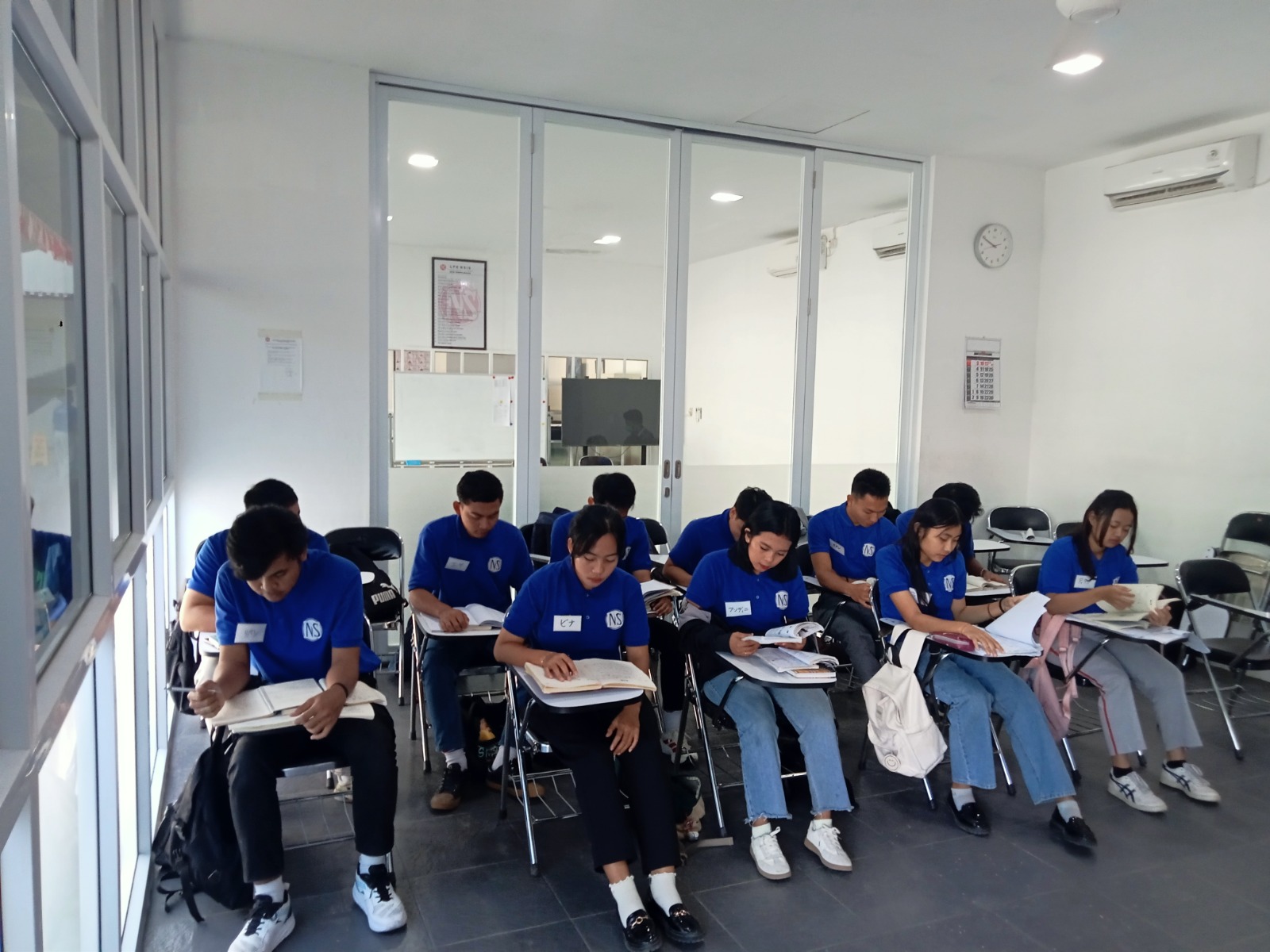 Students learning Japanese in class